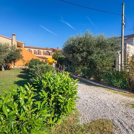 4 Bedroom Gorgeous In Holiday home *