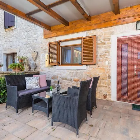 Holiday home 4 Bedroom Gorgeous In Vodnjan
