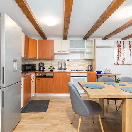 4 Bedroom Awesome In Vodnjan