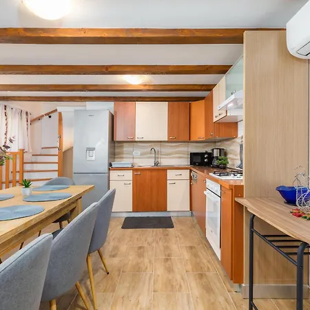 4 Bedroom Gorgeous In Holiday home