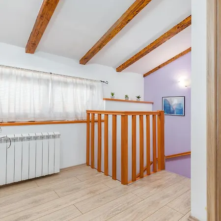 Holiday home 4 Bedroom Gorgeous In Vodnjan