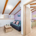 4 Bedroom Awesome Home In Vodnjan 펜션