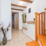 4 Bedroom Awesome Home In Vodnjan * 보드냔