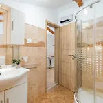 4 Bedroom Awesome Home In Vodnjan * 보드냔