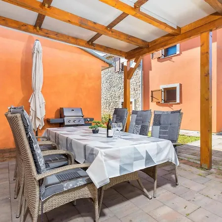 4 Bedroom Awesome In Dom wakacyjny *